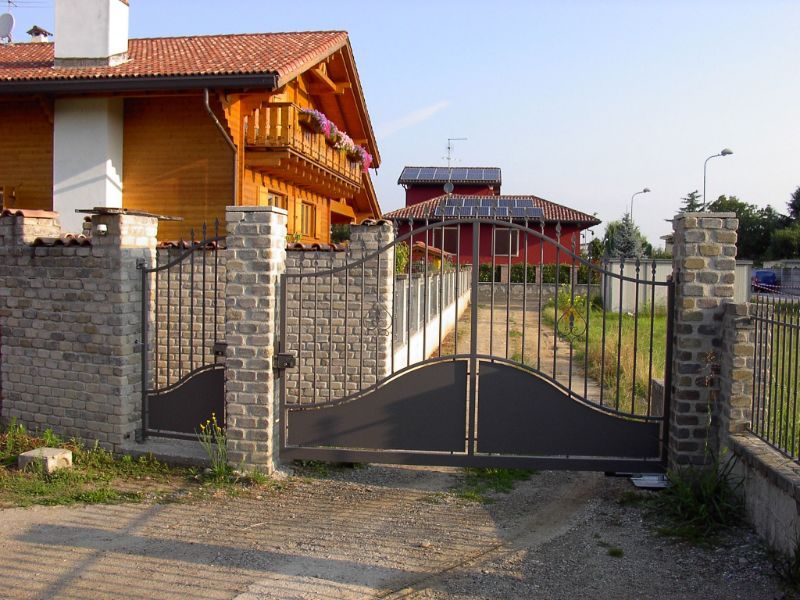 casa con cancello di ingresso in acciaio