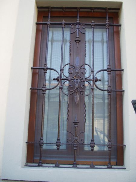 finestra con inferriata in ferro battuto
