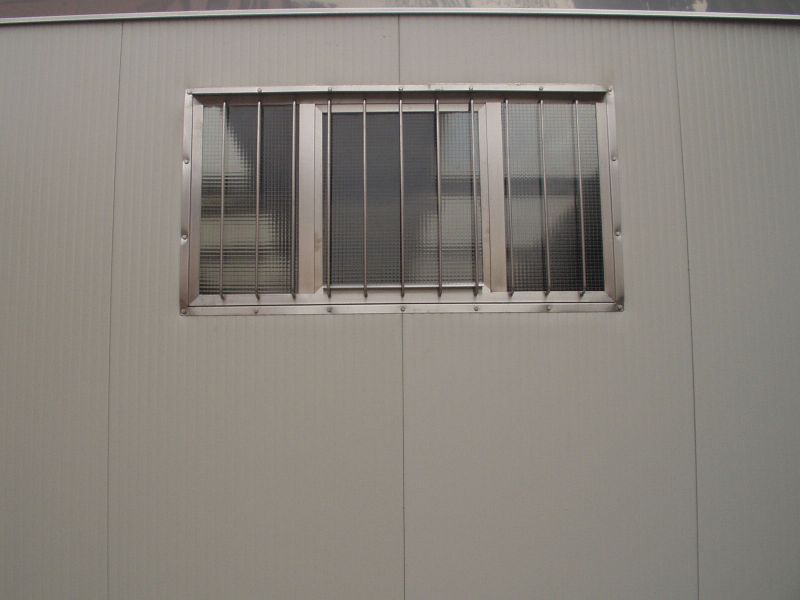 finestra con inferriata in alluminio