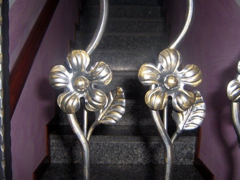 decorazione floreale in ferro battuto