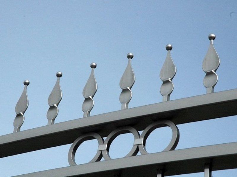 cancello con decorazioni e punte in ferro