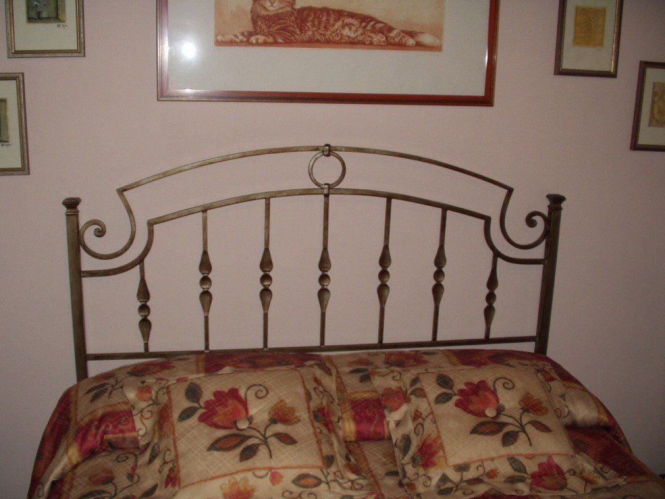 letto con struttura in ferro battuto