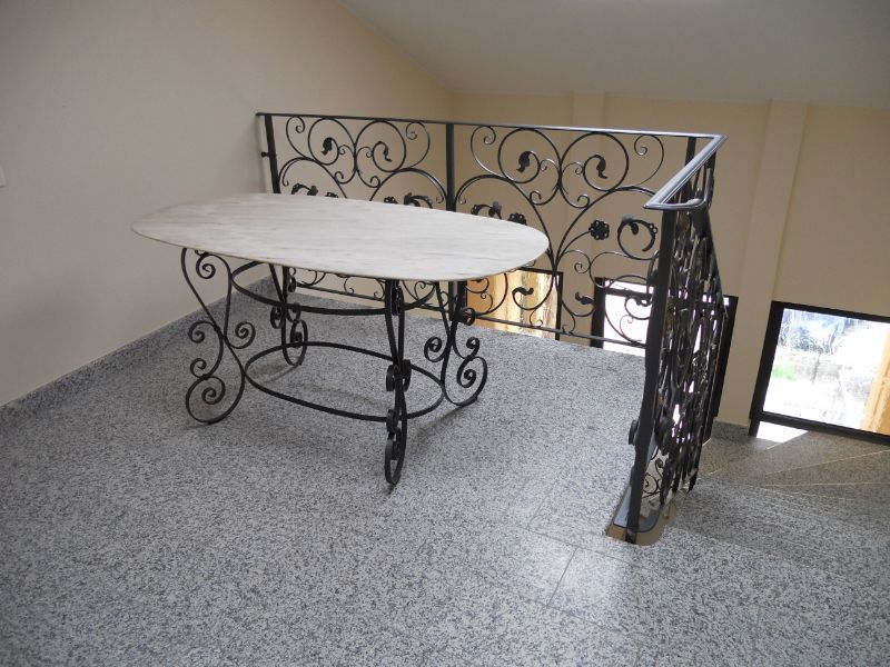 tavolo in ferro battuto e marmo