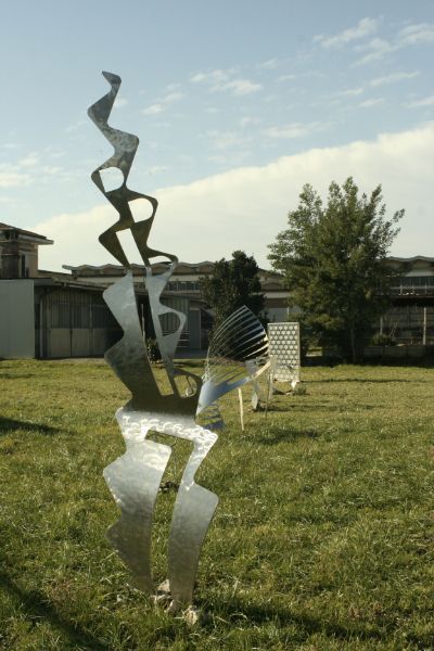 giardino con sculture in ferro