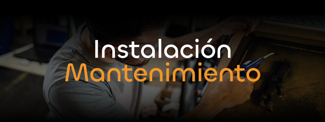 Un hombre está trabajando en un equipo con las palabras instalación mantenimiento en la parte inferior.