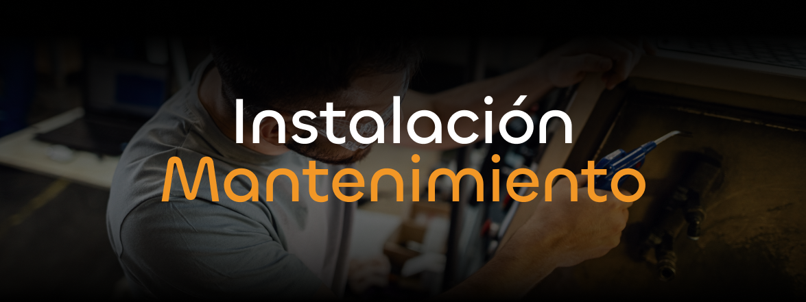 Un hombre está trabajando en un equipo con las palabras instalación mantenimiento en la parte inferior.