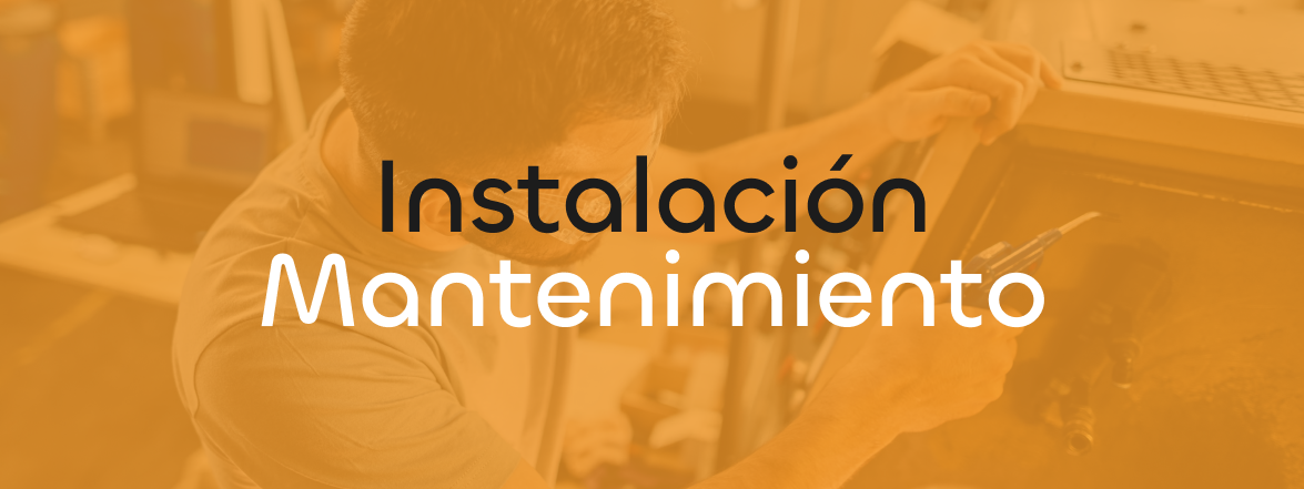 Un hombre está trabajando en una máquina con las palabras instalación mantenimiento en el fondo.