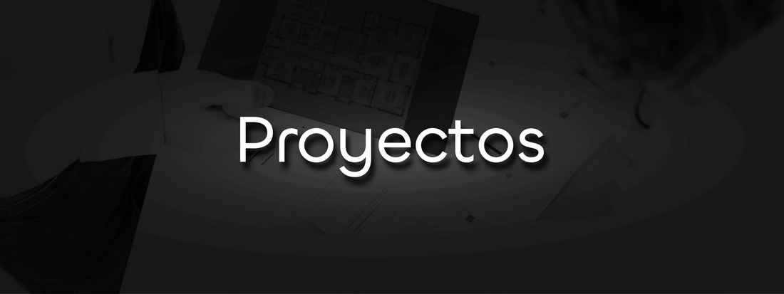 Un hombre con traje está parado frente a un plato de comida.