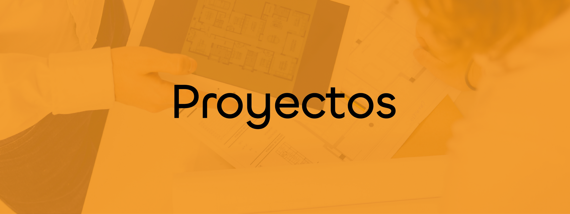 Un hombre con traje está de pie junto a otro hombre en una cocina.