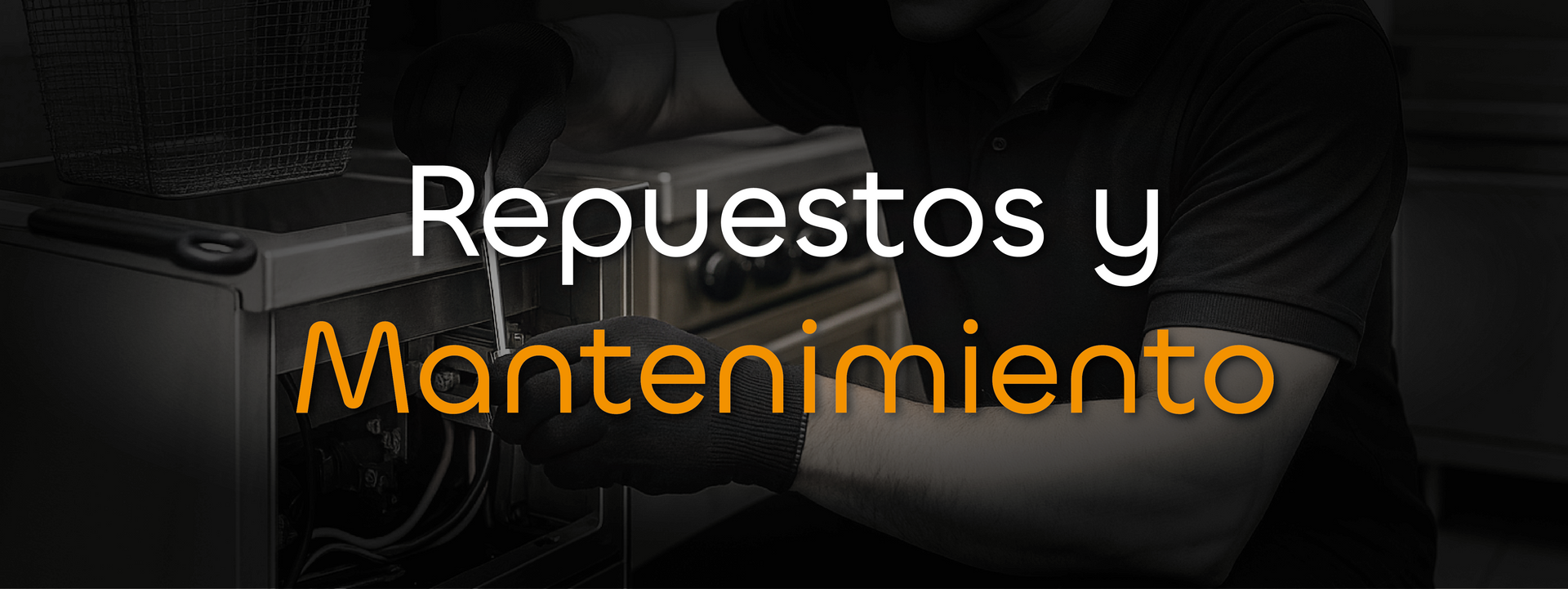 Un hombre está trabajando en un equipo con las palabras instalación mantenimiento en la parte inferior.