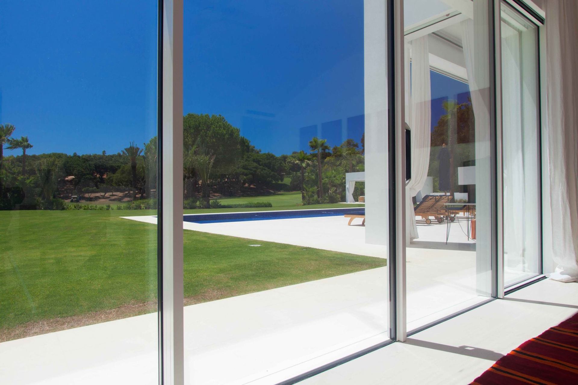 Porta finestra e spazio verde