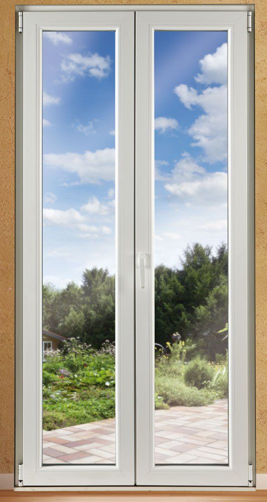 Porta finestra con sfondo cielo