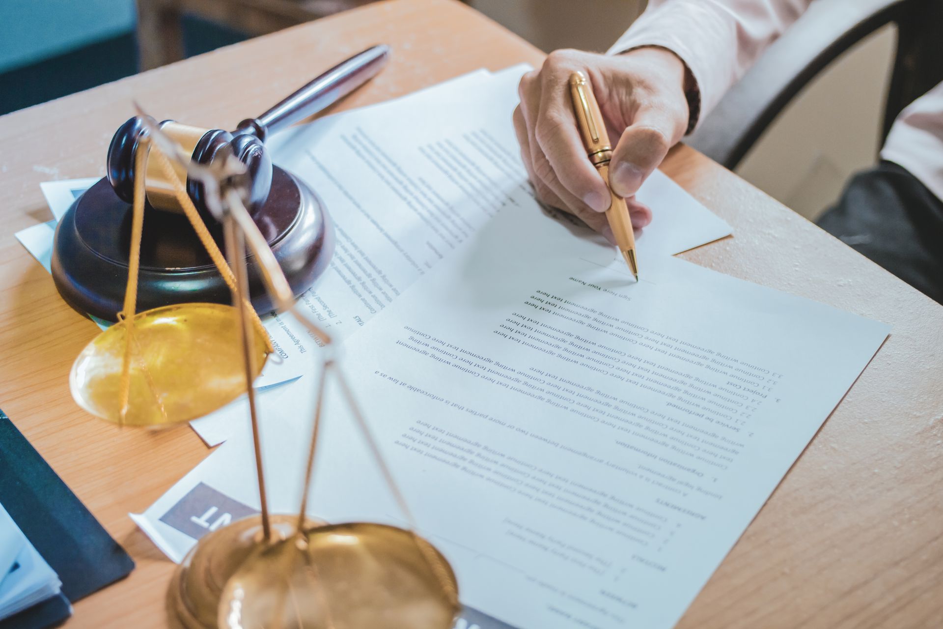 Una persona è seduta a una scrivania che scrive.