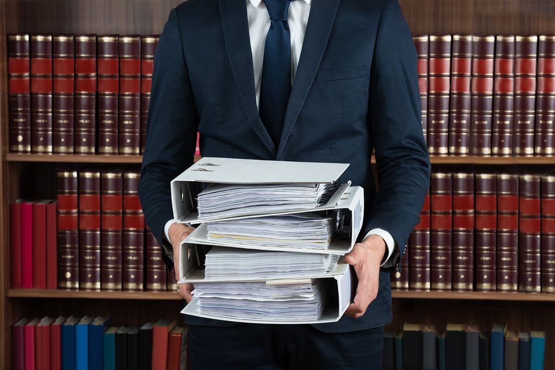 Un avvocato con i documenti di una causa