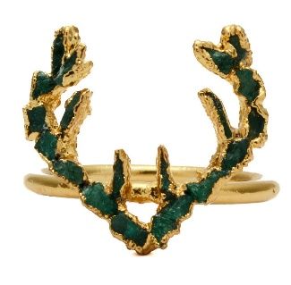 Un anillo de oro con un diseño verde.