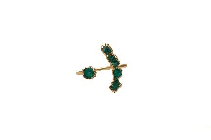 Un anillo de oro con piedras verdes sobre fondo blanco.