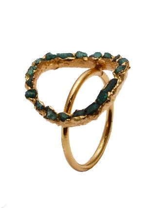 Un anillo de oro con piedras verdes.