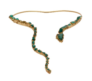 Un collar en forma de serpiente con piedras verdes sobre un fondo blanco.