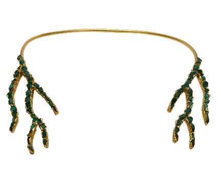 Un collar de oro con cuentas verdes sobre un fondo blanco.