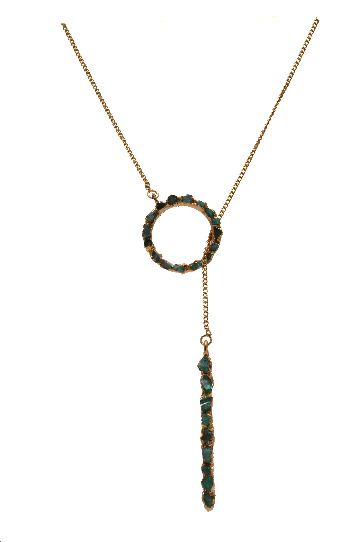 Un collar con un colgante en forma de círculo en una cadena.