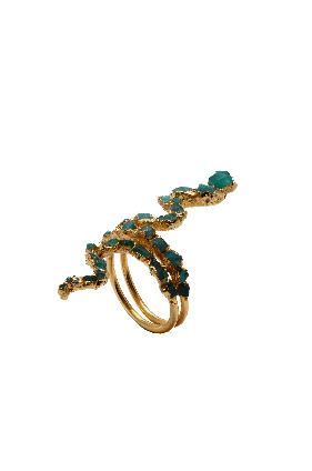 Un anillo de oro con una serpiente sobre un fondo blanco.