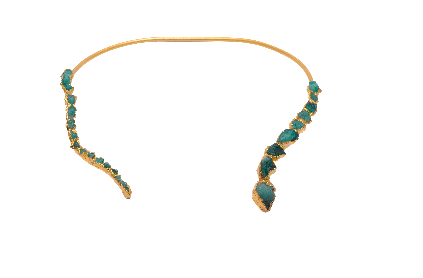 Un collar de oro con cuentas de turquesa sobre fondo blanco.