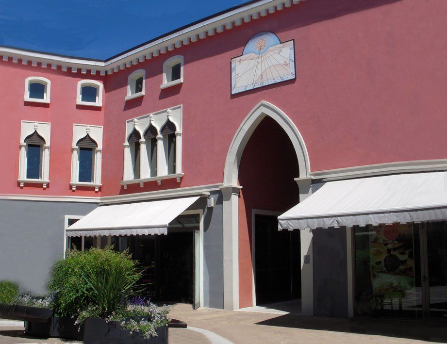 stabile con attività commerciali