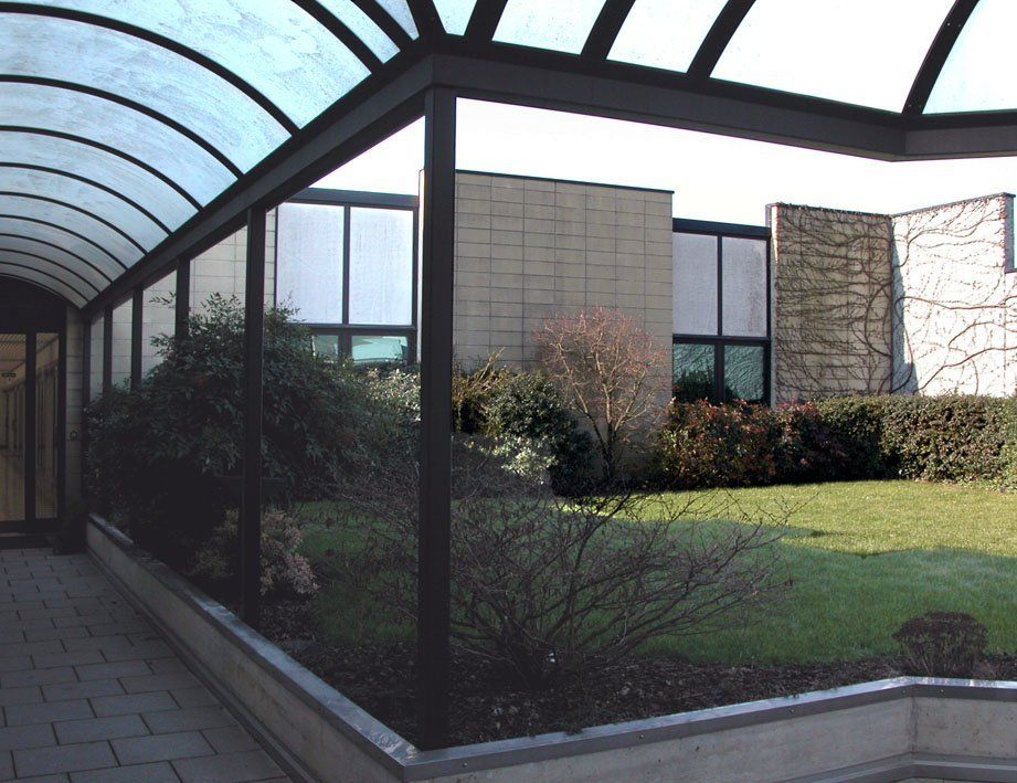 dettaglio di un corridoio di un edificio aziendale