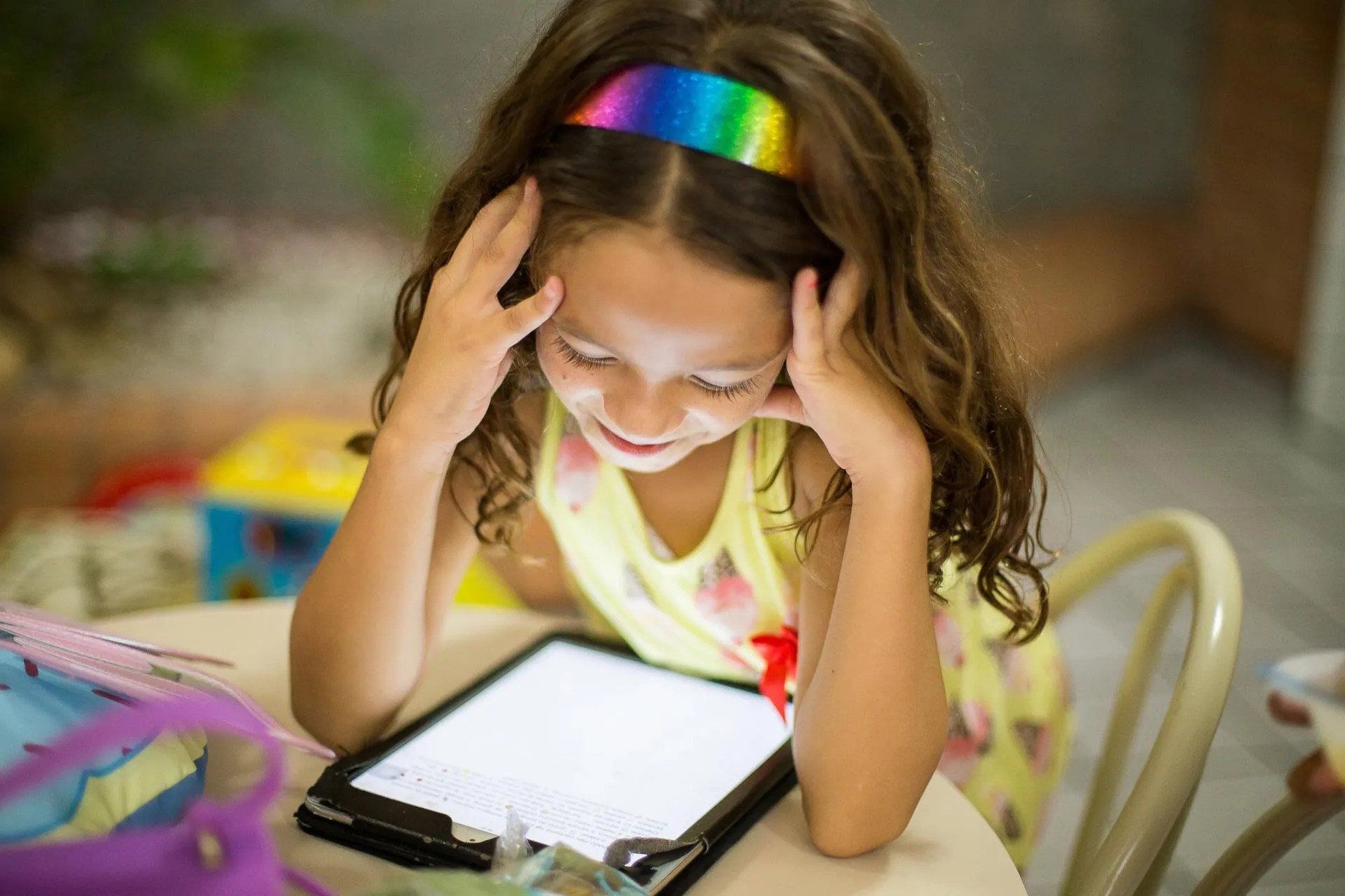 girl using tablet