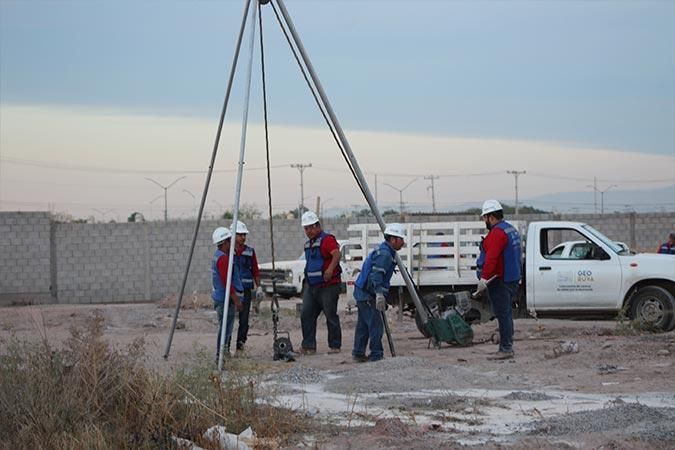 Equipo de H2B Construcciones supervisando una obra civil industrial