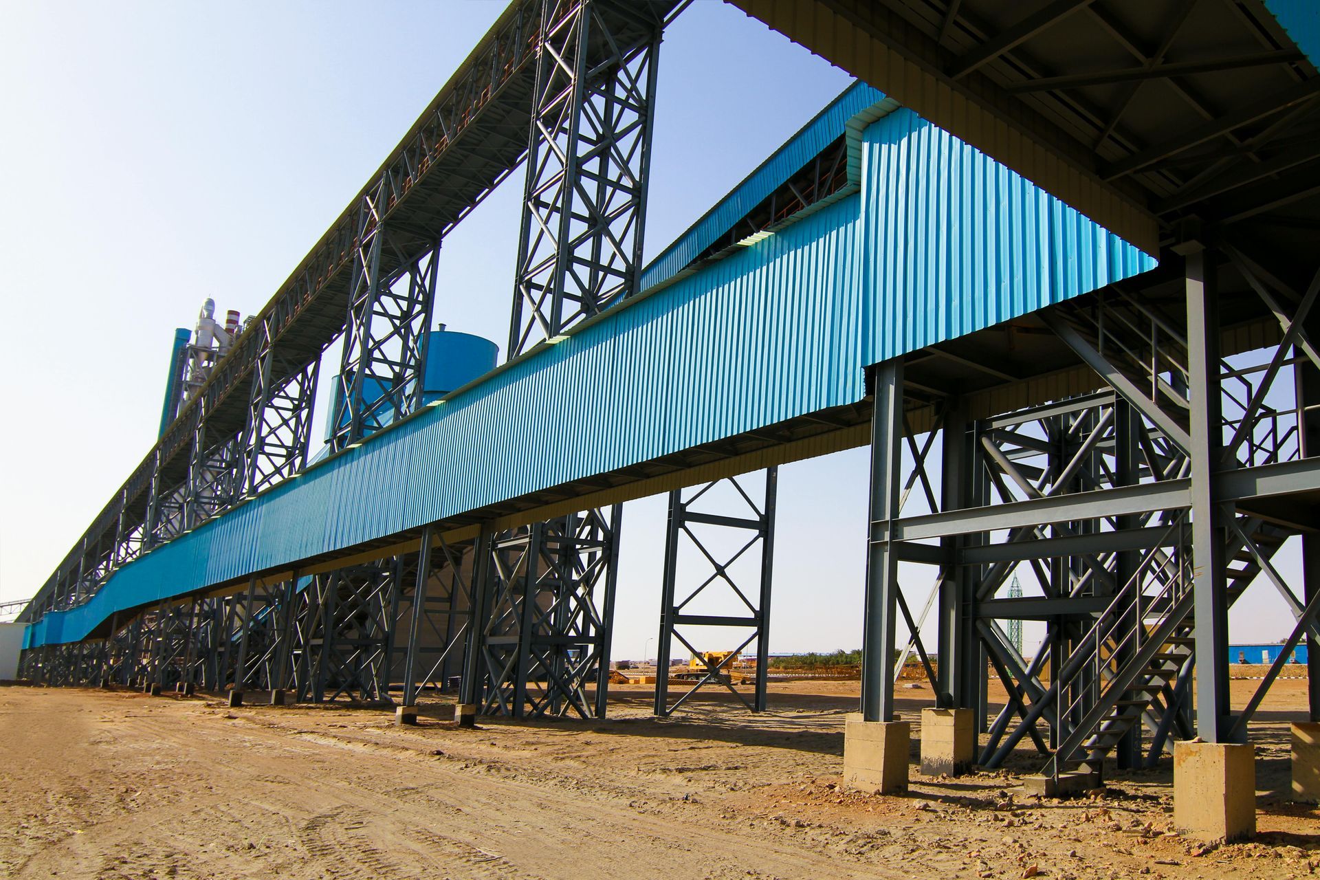 Equipo de H2B Construcciones supervisando una obra civil industrial