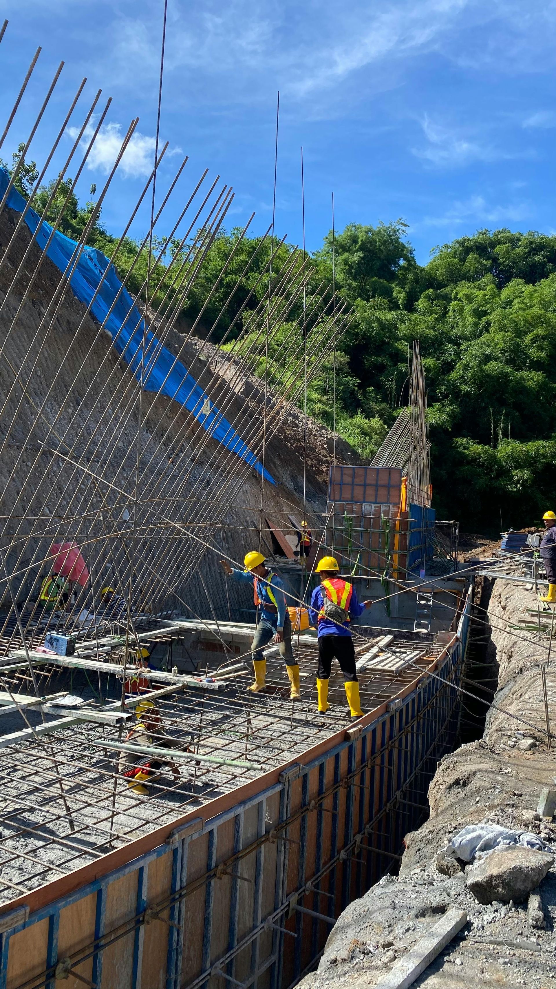 Equipo de H2B Construcciones supervisando una obra civil industrial
