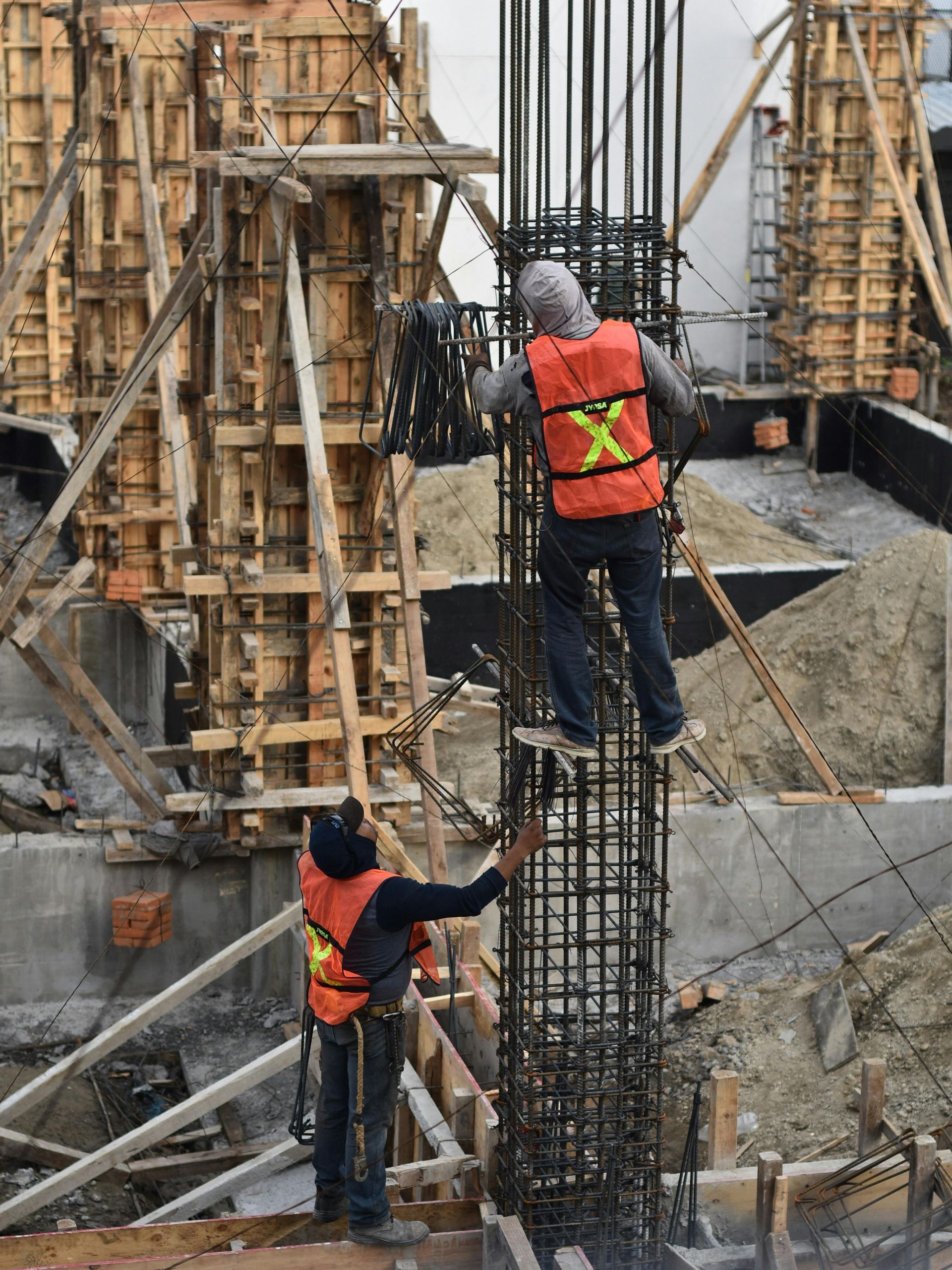 Equipo de H2B Construcciones supervisando una obra civil industrial