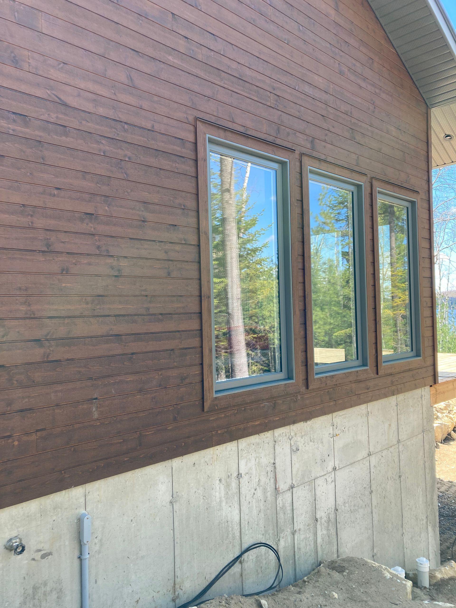 Une maison avec beaucoup de fenêtres sur le côté.