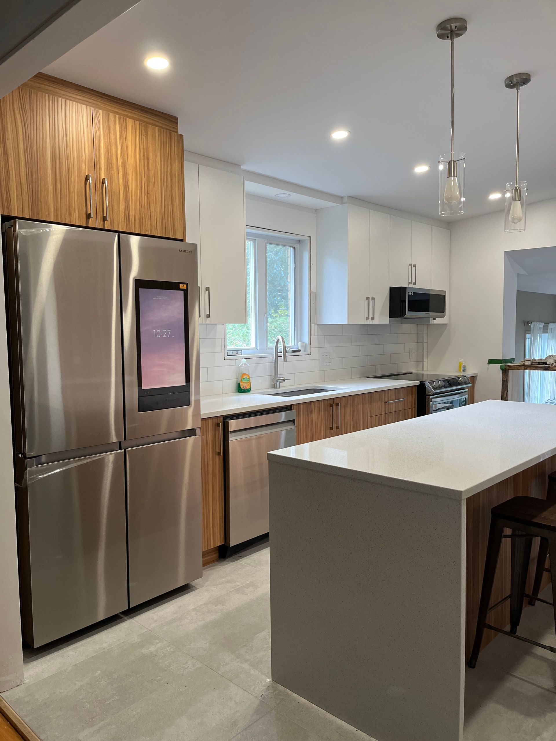 Une cuisine avec des appareils en acier inoxydable et un grand îlot