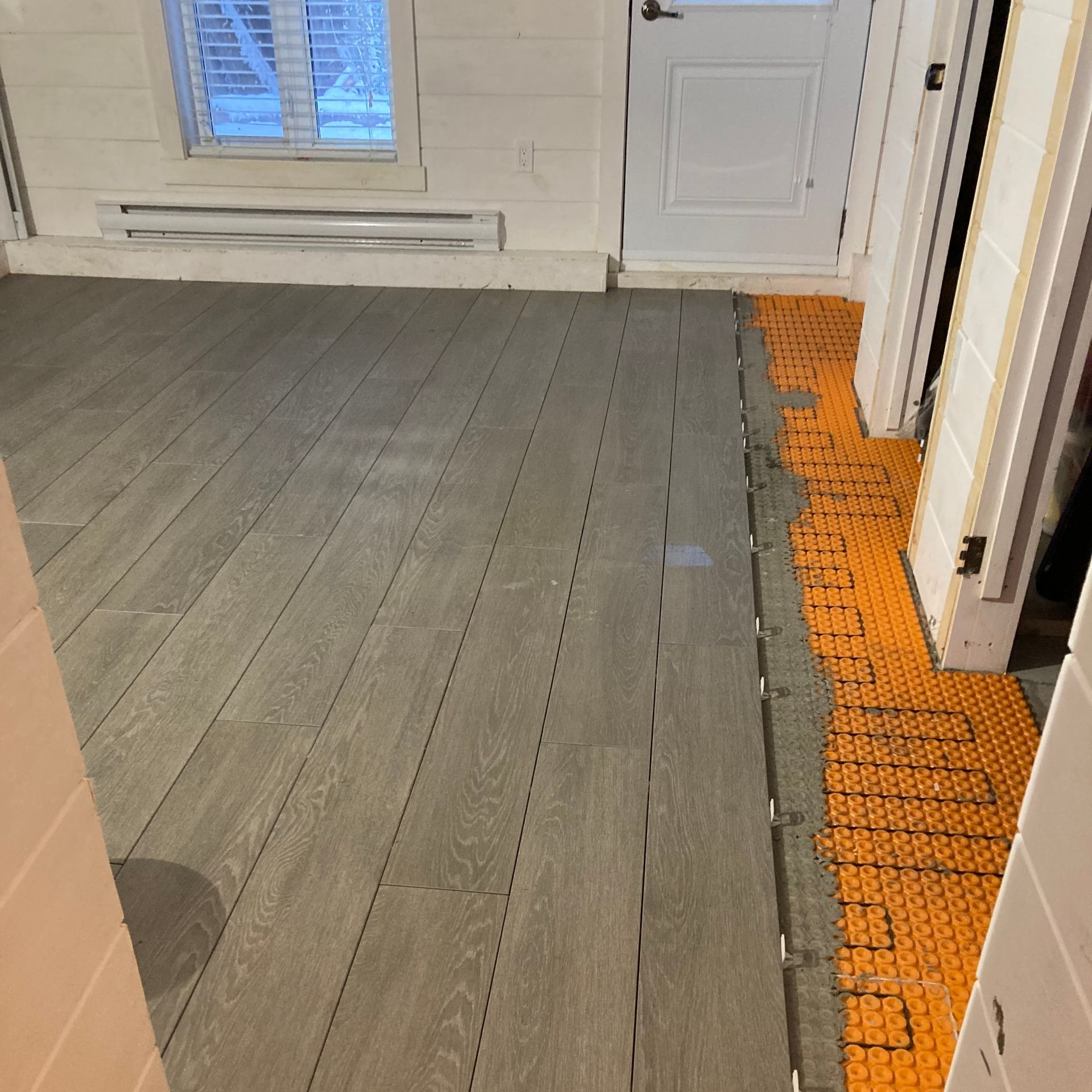 Une pièce avec un plancher en bois et une porte