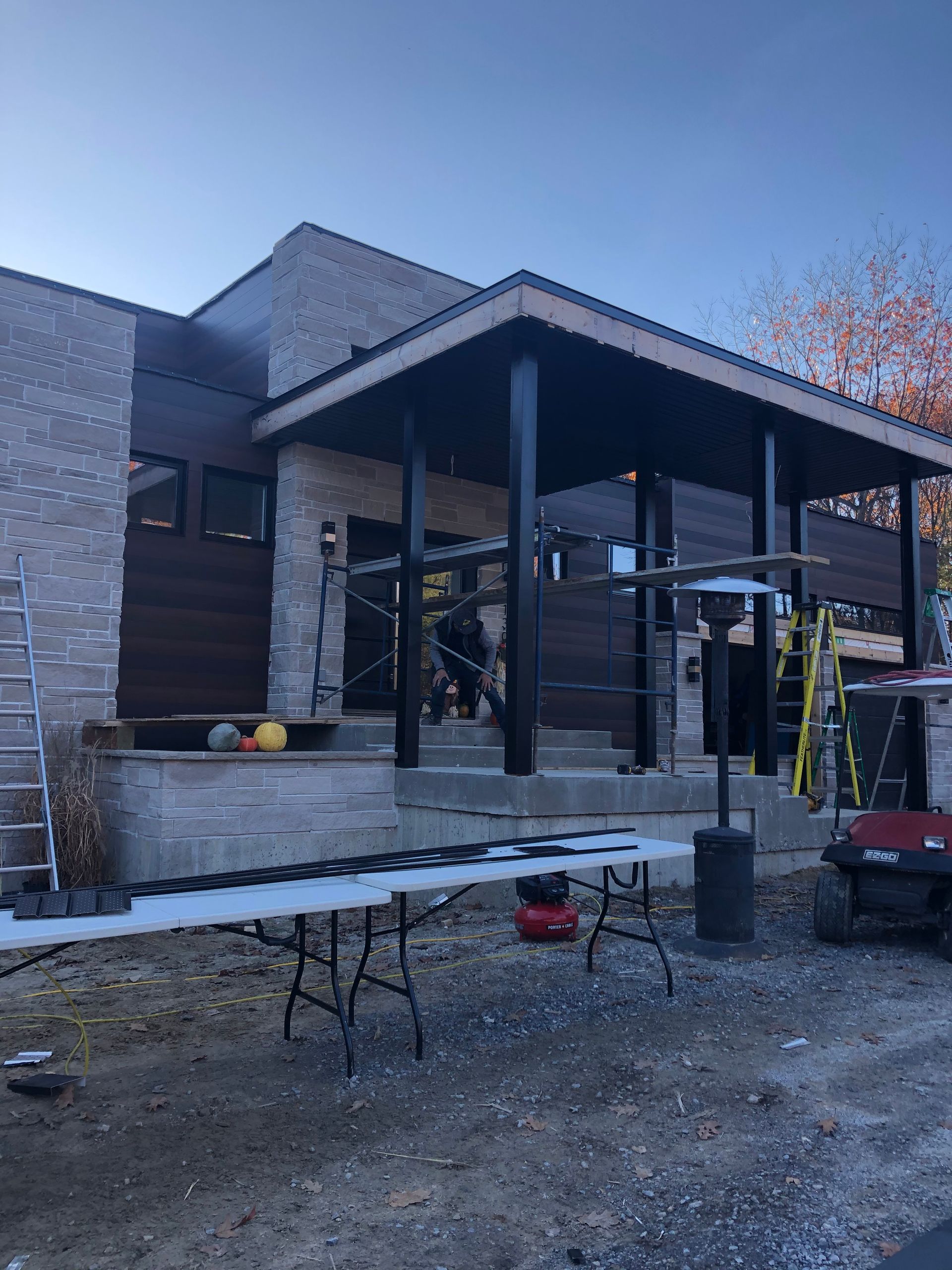 Une maison en construction avec une table devant.