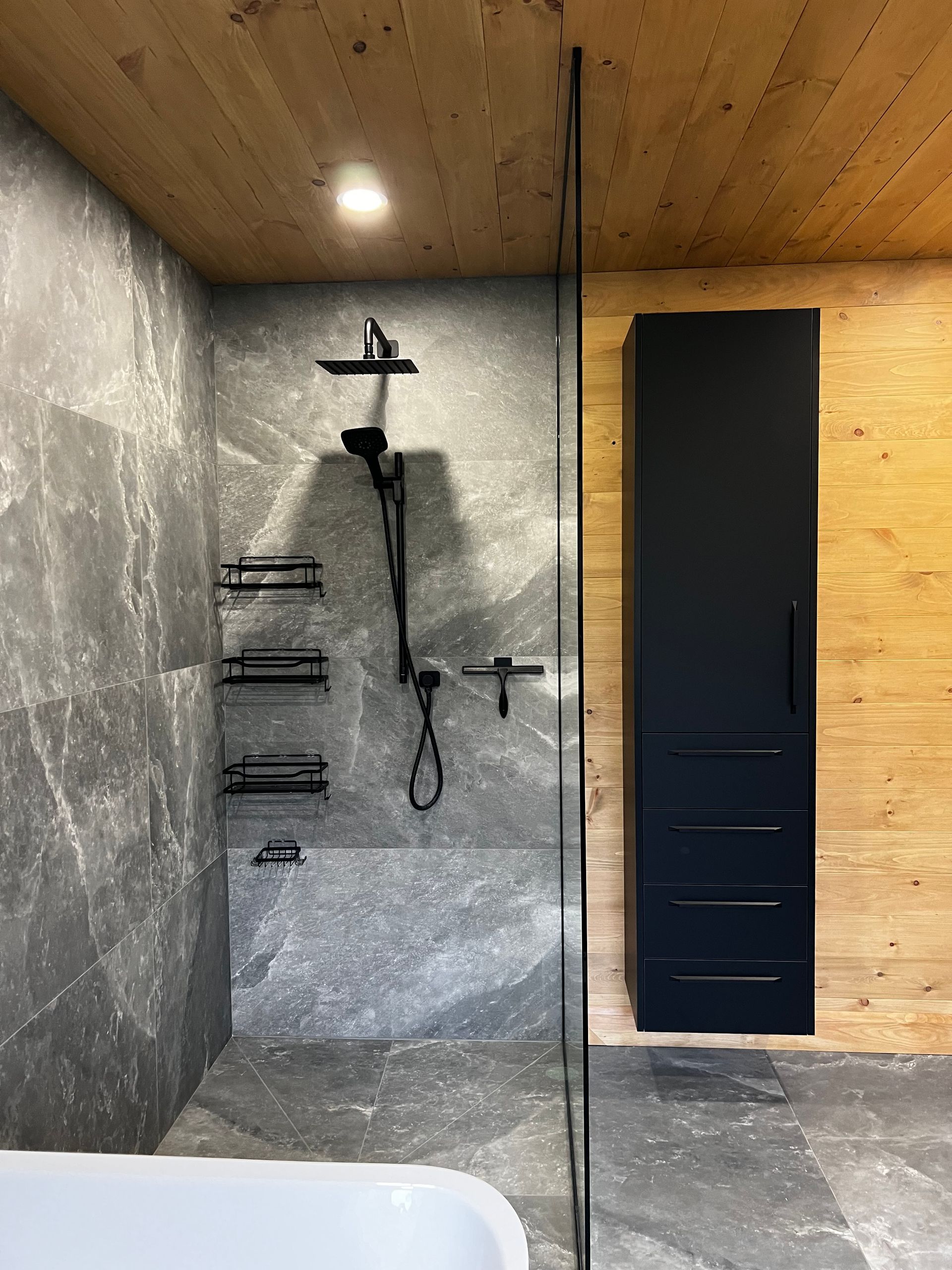 Une salle de bain avec douche à l'italienne et baignoire.