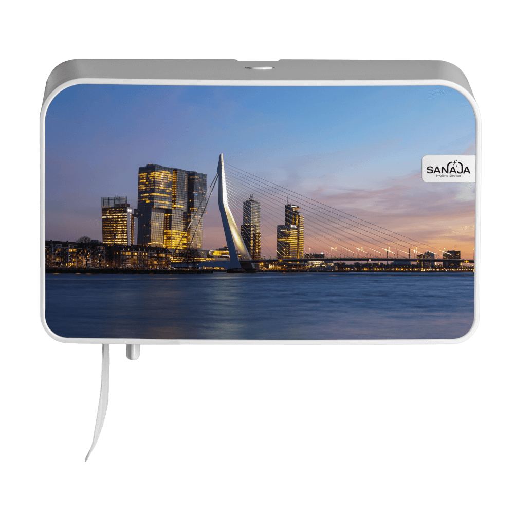 Een foto van de skyline van een stad met een boot in het water.