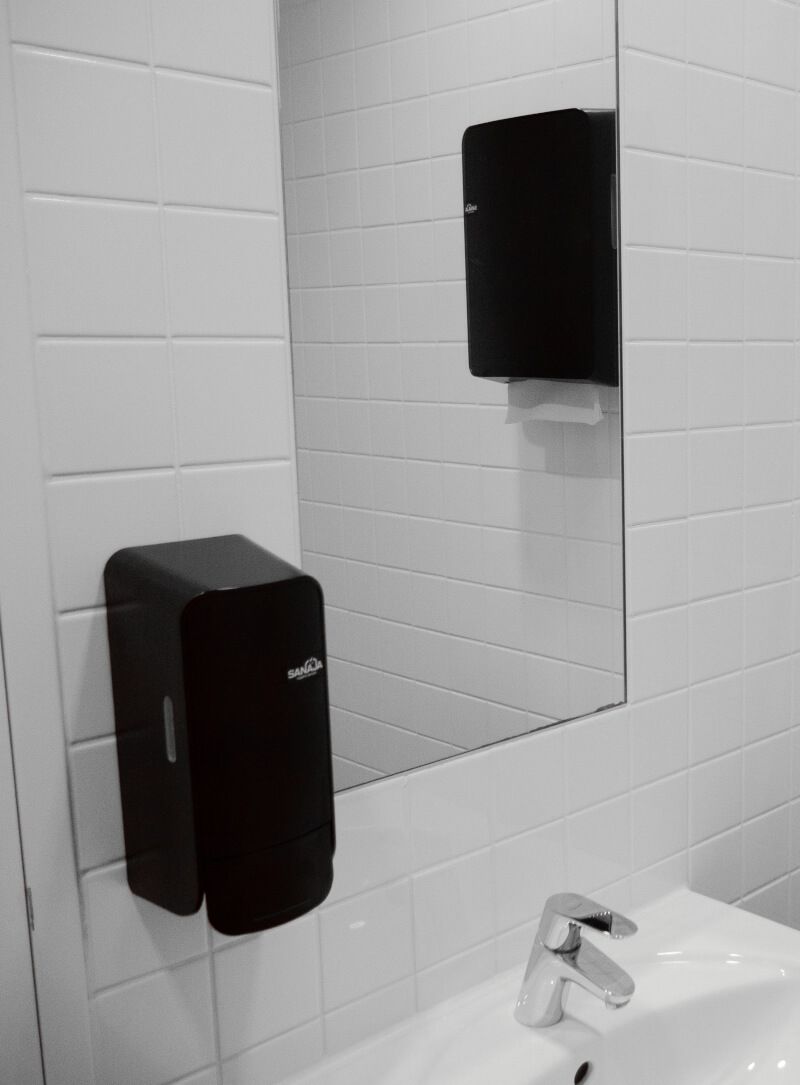 Een badkamer met een wastafel en een spiegel