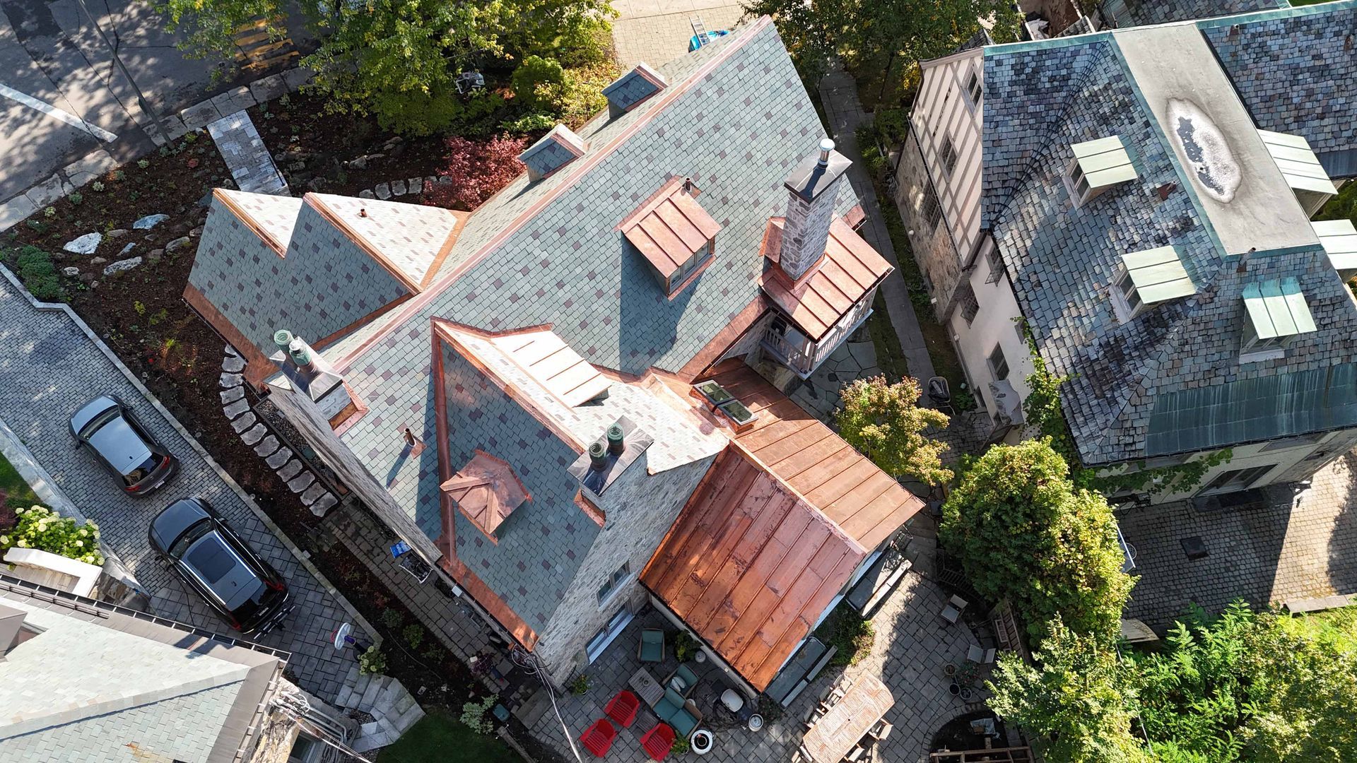 Un modèle d'une maison en construction sur fond blanc
