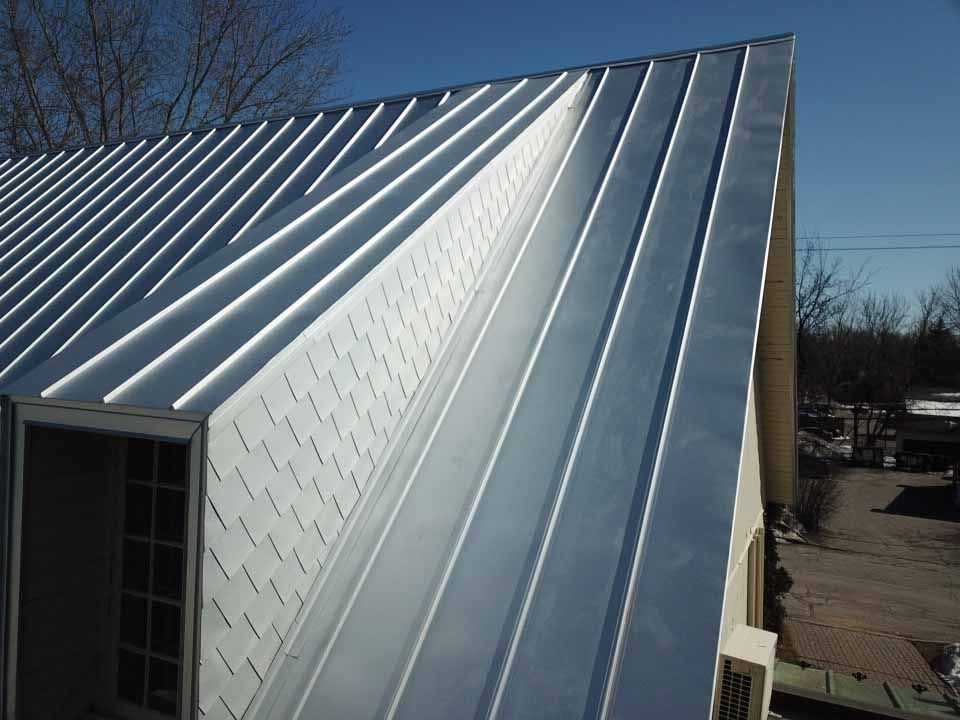 Un toit argenté avec une fenêtre dessus