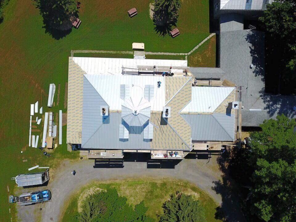 Une vue aérienne d'une maison avec un toit blanc