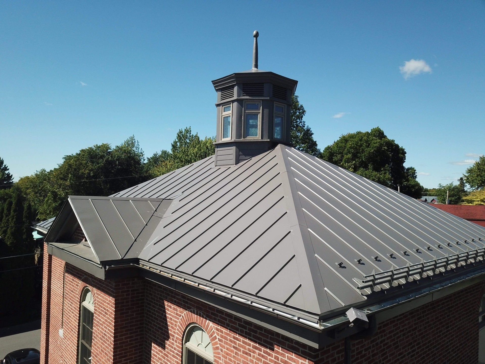 Une vue aérienne d'un bâtiment en brique avec un toit en métal