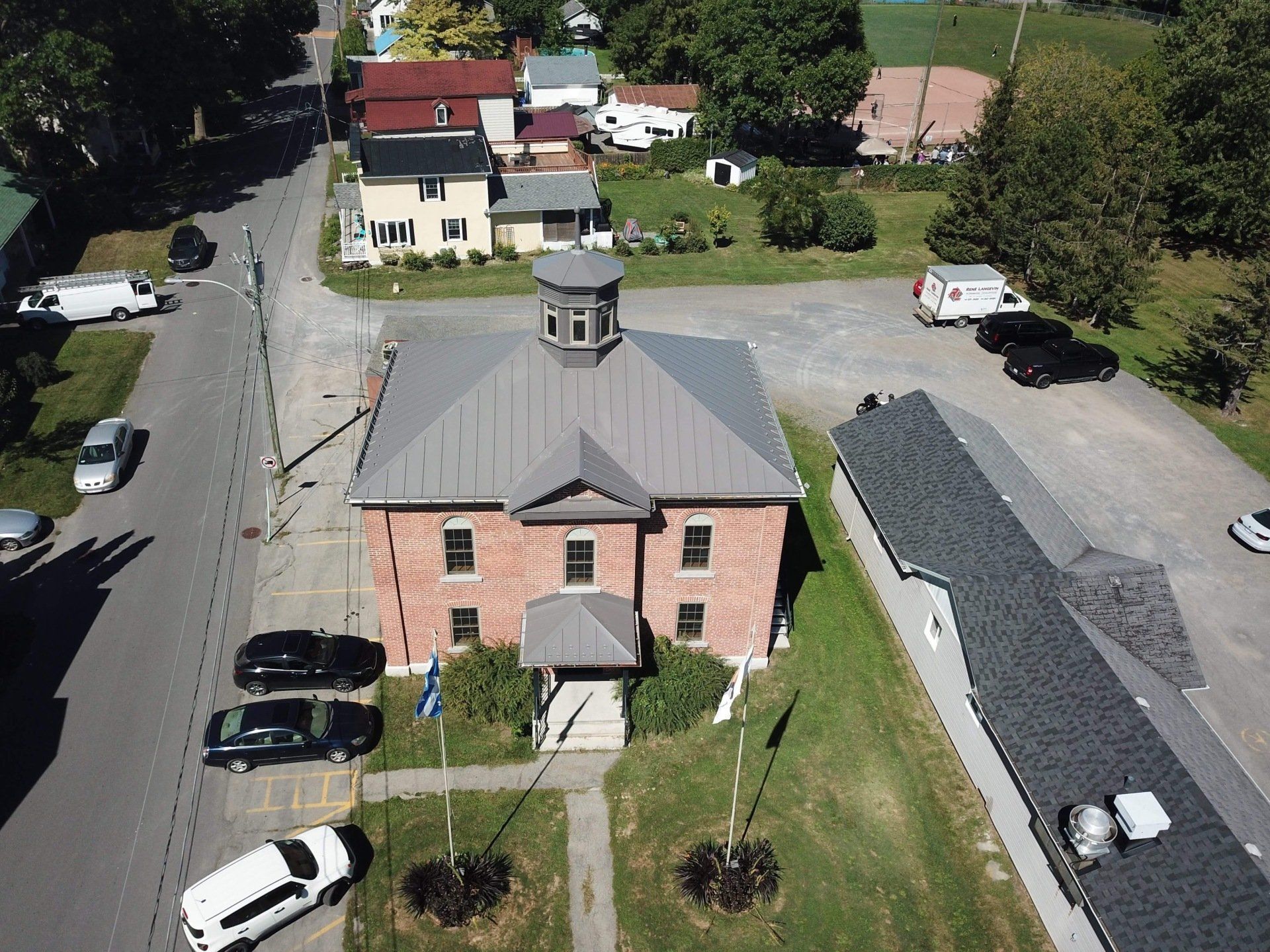 Une vue aérienne d'un bâtiment en brique avec un toit gris