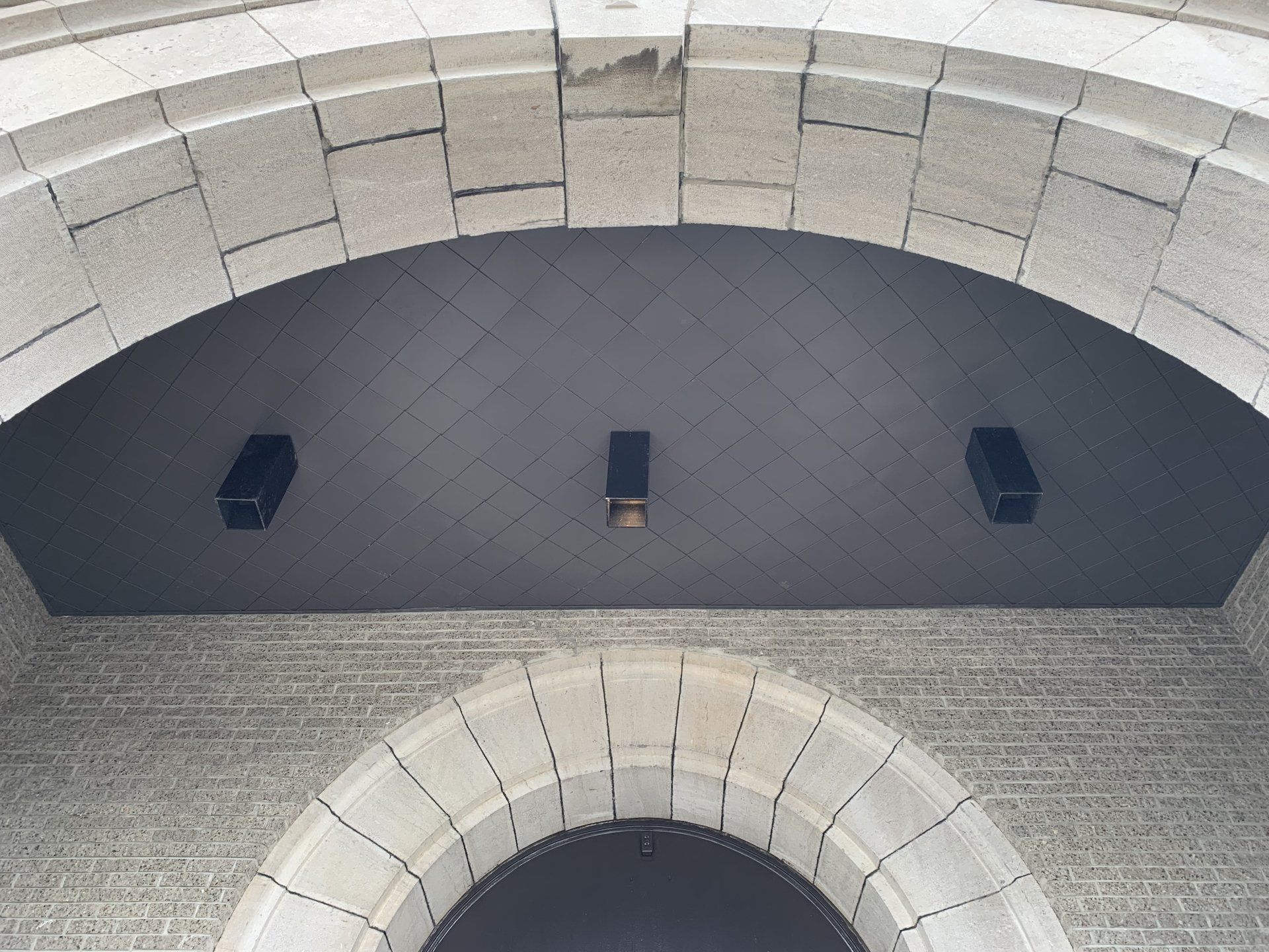 Le plafond d'un bâtiment avec un arc circulaire