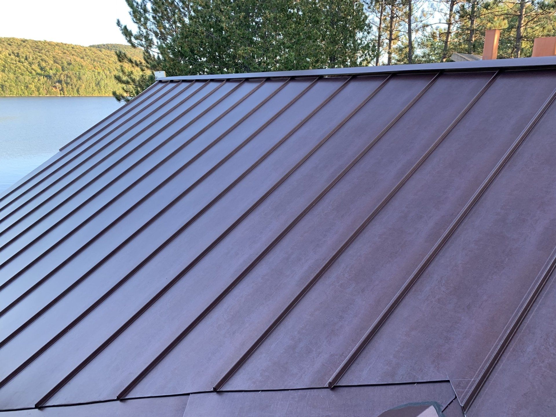 Un toit marron avec un lac en arrière-plan