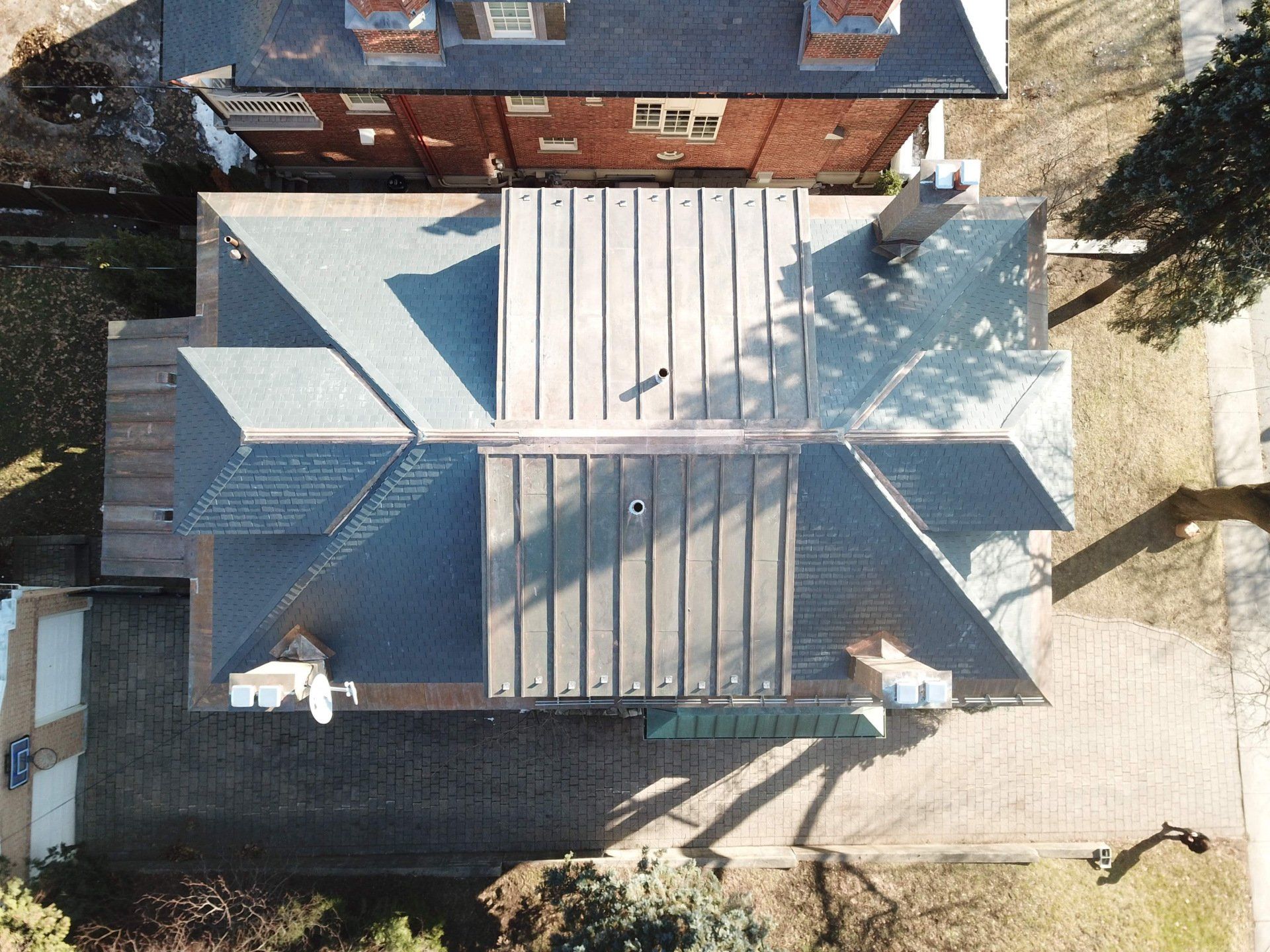 Une vue aérienne du toit d'une maison