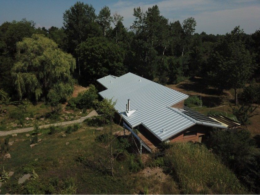 Une vue aérienne d'une maison avec des panneaux solaires sur le toit