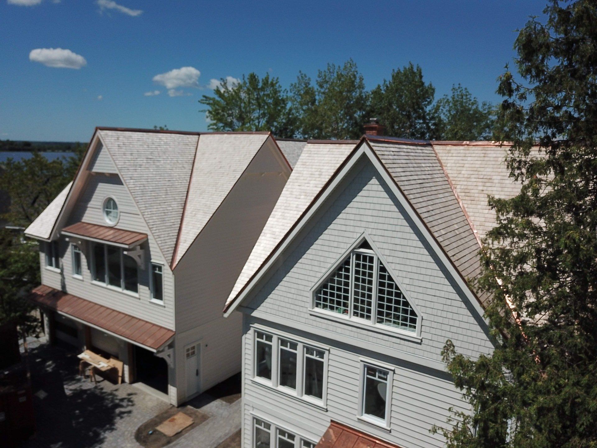 Une vue aérienne d'une grande maison blanche avec un toit rouge